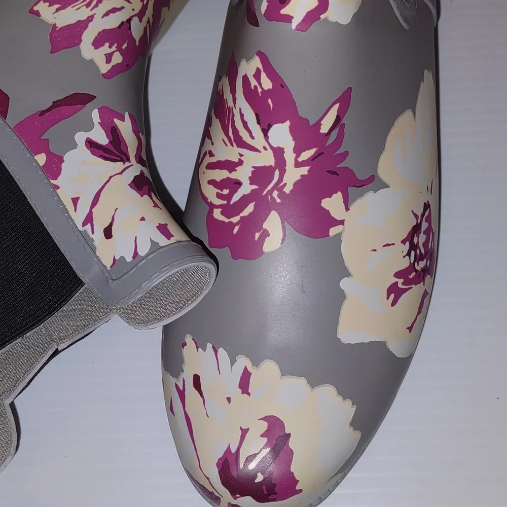 👣JUST FAB Rouela Gray Floral Rain Boots